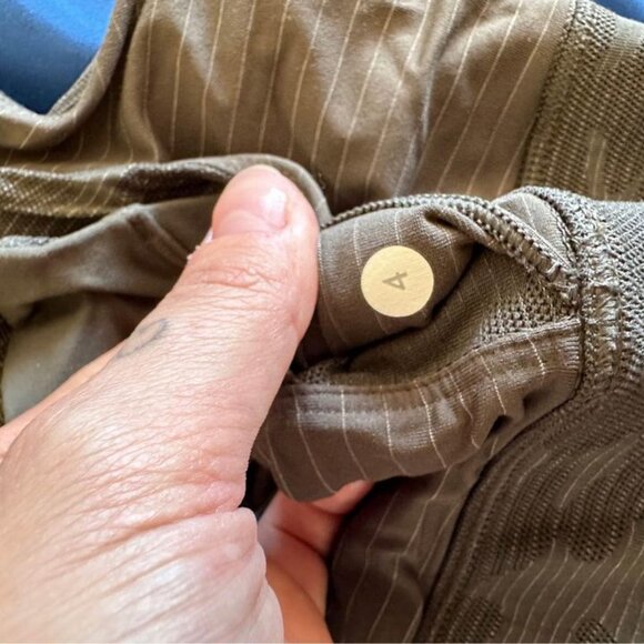 Lululemon Run for days bra | Deep Camo | Size 4 - Picture 5 of 5